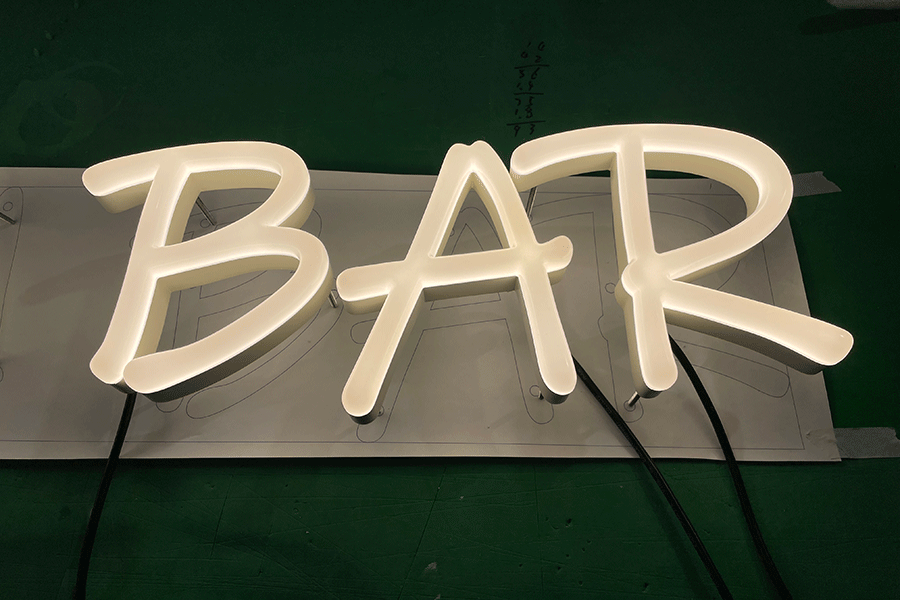 仿霓虹字發(fā)光標(biāo)識牌設(shè)計制作有哪些特點？