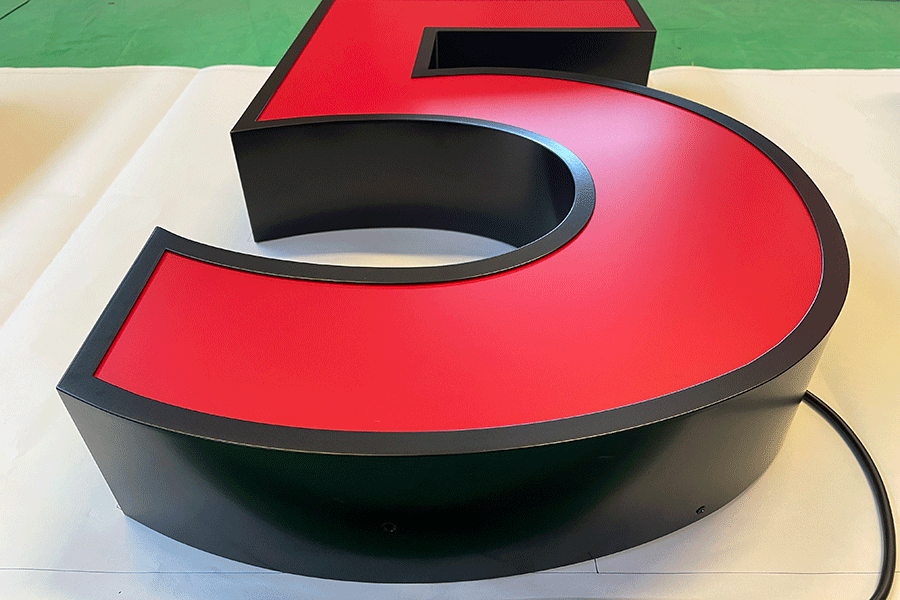 鏤空發(fā)光字標(biāo)識(shí)牌定制有什么特征？