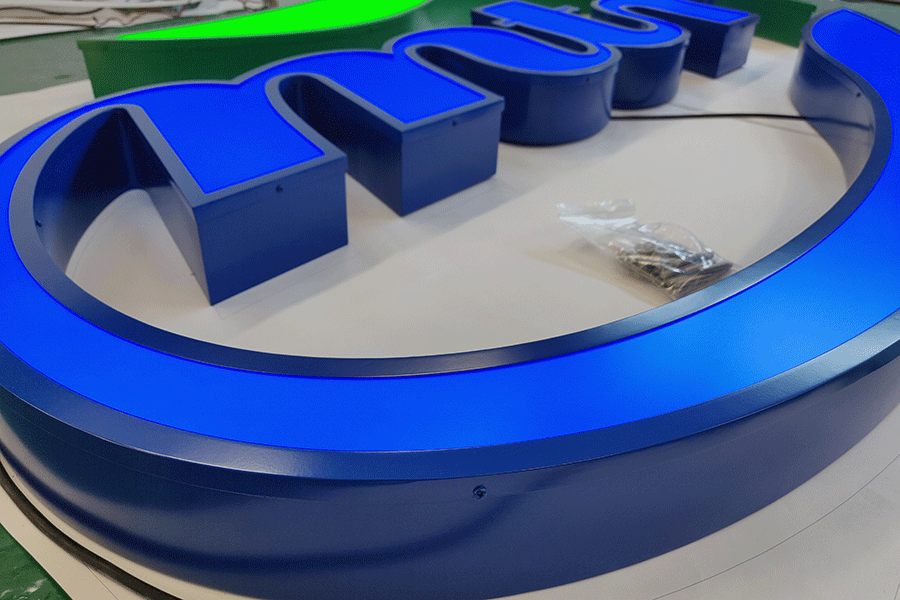 天地蓋字發(fā)光標識設(shè)計制作有哪些特點？