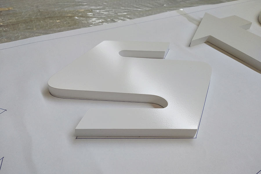 LED亞克力發(fā)光字標(biāo)識(shí)牌制作有哪些特色？