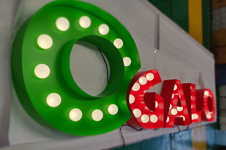 球泡發(fā)光字標(biāo)識(shí)牌設(shè)計(jì)制作有哪些特點(diǎn)？